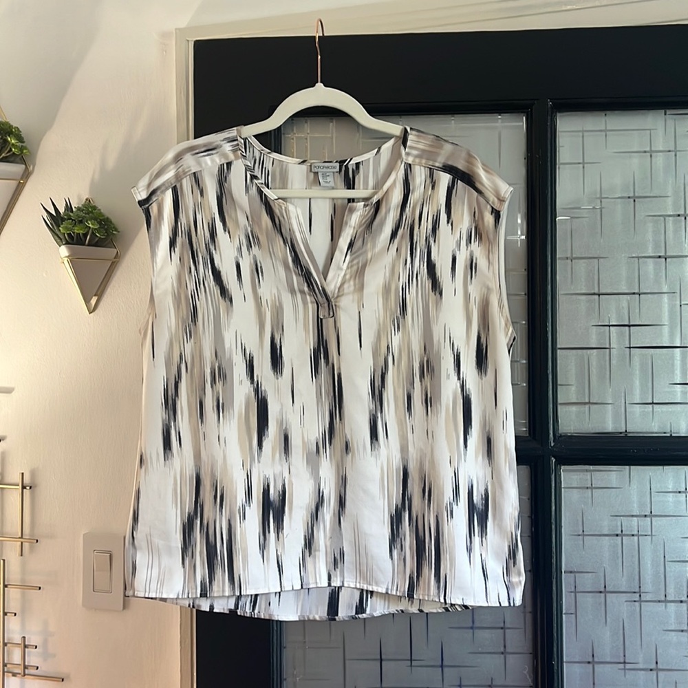 Paragraph size Medium sleeveless abstract blouse